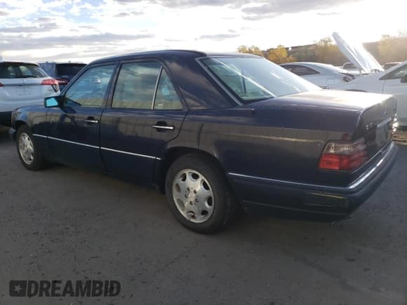 ✅ 1995 Mercedes-Benz E 320 • VIN: WDBEB31E4SC189408 • Лот: 77788744. Опубликован ранее на Copart с пробегом 242 362 миль. Бесплатный доступ к архиву аукционных продаж из США и подробный отчёт об истории автомобиля на DreamBid. Изображение 2.