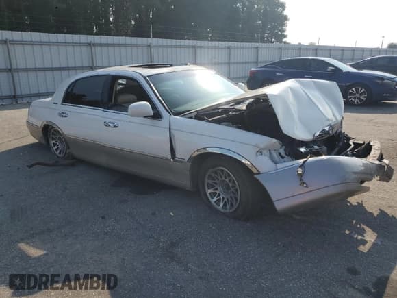 ✅ 2000 Lincoln Town Car Signature • VIN: 1LNHM82W1YY928917 • Lot: 61436125. Wystawiony na Copart z przebiegiem Nie podano. Bezpłatny archiwum sprzedaży aukcyjnych z USA i szczegółowy raport historii pojazdu na DreamBid. Zdjęcie 4.