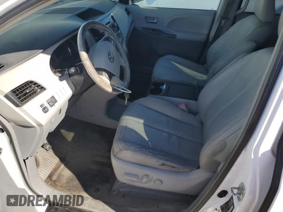 ✅ 2013 Toyota Sienna XLE AAS • VIN: 5TDYK3DC5DS370611 • Lot: 87197185. Wystawiony na Copart z przebiegiem 216 403 mil. Bezpłatny archiwum sprzedaży aukcyjnych z USA i szczegółowy raport historii pojazdu na DreamBid. Zdjęcie 7.