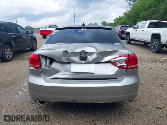 ✅ 2012 Volkswagen Passat SE • VIN: 1VWBP7A38CC104743 • Лот: 42611885. Опубликован ранее на IAAI с пробегом 186 485 миль. Бесплатный доступ к архиву аукционных продаж из США и подробный отчёт об истории автомобиля на DreamBid. Изображение 17.