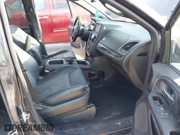 ✅ 2014 Chrysler Town & Country S • VIN: 2C4RC1HG0ER174444 • Lot: 43526866. Wystawiony na IAAI z przebiegiem 136 135 mil. Bezpłatny archiwum sprzedaży aukcyjnych z USA i szczegółowy raport historii pojazdu na DreamBid. Zdjęcie 5.