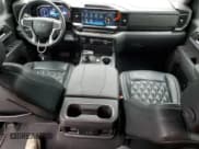 ✅ 2023 Chevrolet Silverado 1500 RST • VIN: 3GCUDEEL5PG283541 • Lot: 64643075. Wystawiony na Copart z przebiegiem 27 118 mil. Bezpłatny archiwum sprzedaży aukcyjnych z USA i szczegółowy raport historii pojazdu na DreamBid. Zdjęcie 8.