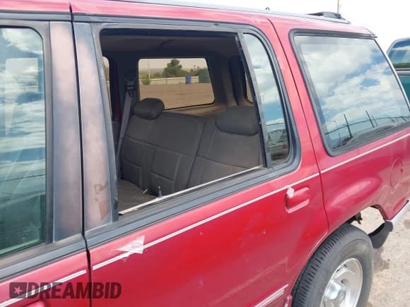 ✅ 1996 Ford Explorer XLT • VIN: 1FMDU32P9TZA66446 • Lot: 42643571. Wystawiony na IAAI z przebiegiem 174 927 mil. Bezpłatny archiwum sprzedaży aukcyjnych z USA i szczegółowy raport historii pojazdu na DreamBid. Zdjęcie 12.