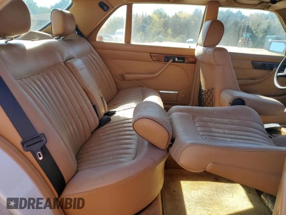 ✅ 1987 Mercedes-Benz 300 SDL • VIN: WDBCB25D7HA312660 • Lot: 91036315. Wystawiony na Copart z przebiegiem 58 515 mil. Bezpłatny archiwum sprzedaży aukcyjnych z USA i szczegółowy raport historii pojazdu na DreamBid. Zdjęcie 10.