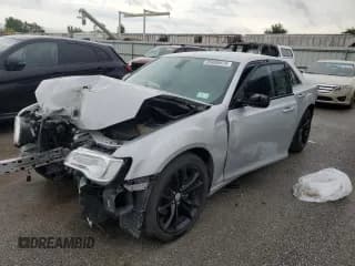✅ 2019 Chrysler 300 S • VIN: 2C3CCABT6KH689837 • Lot: 65058975. Wystawiony na Copart z przebiegiem 52 222 mil. Bezpłatny archiwum sprzedaży aukcyjnych z USA i szczegółowy raport historii pojazdu na DreamBid. Zdjęcie 1.