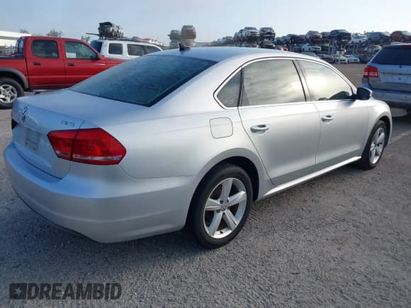 ✅ 2015 Volkswagen Passat SE • VIN: 1VWBS7A37FC019833 • Lot: 42305402. Wystawiony na IAAI z przebiegiem 202 438 mil. Bezpłatny archiwum sprzedaży aukcyjnych z USA i szczegółowy raport historii pojazdu na DreamBid. Zdjęcie 4.