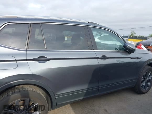 ✅ 2022 Volkswagen Tiguan SE • VIN: 3VV2B7AX8NM132534 • Lot: 42029787. Wystawiony na IAAI z przebiegiem 30 798 mil. Bezpłatny archiwum sprzedaży aukcyjnych z USA i szczegółowy raport historii pojazdu na DreamBid. Zdjęcie 13.