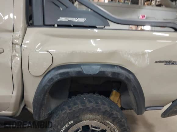 2023 Chevrolet Colorado 4WD ZR2 z VIN 1GCPTFEK4P1215680, wystawiony jako IAAI lot #43174110 z przebiegiem 29 585 mil mil oraz . Historia ofert i sprzedaży dostępna na DreamBid. Obrazek 16.