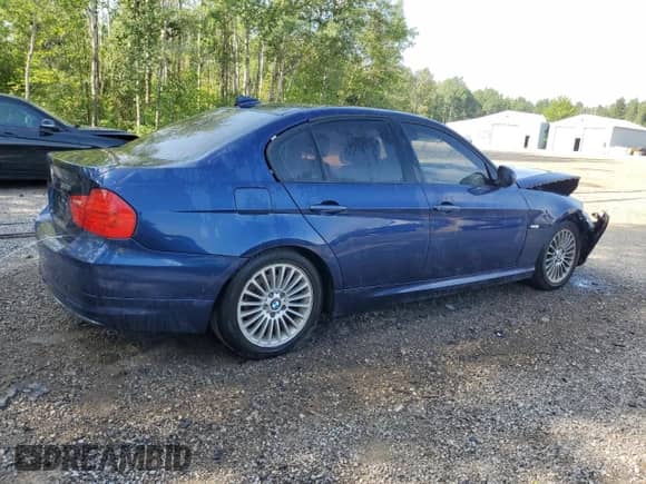 2011 BMW 3 Series z VIN WBAPG7G55BNN18564, wystawiony jako Copart lot #67601595 z przebiegiem 219 936 mil mil oraz Szkoda całkowita • Salvage title. Historia ofert i sprzedaży dostępna na DreamBid. Obrazek 3.