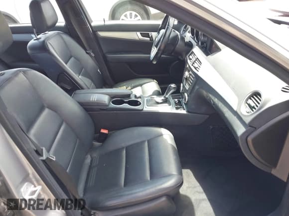 ✅ 2013 Mercedes-Benz C 250 Sport • VIN: WDDGF4HBXDA791251 • Lot: 41917045. Wystawiony na IAAI z przebiegiem 154 014 mil. Bezpłatny archiwum sprzedaży aukcyjnych z USA i szczegółowy raport historii pojazdu na DreamBid. Zdjęcie 5.