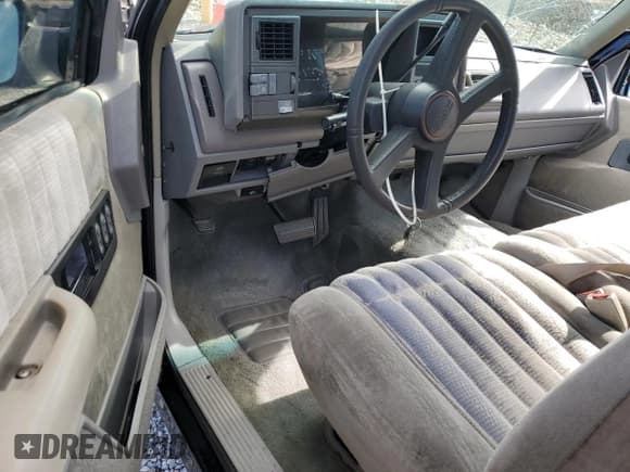 ✅ 1992 GMC Sierra 2500 • VIN: 1GTFC24K7NE555787 • Lot: 61711235. Wystawiony na Copart z przebiegiem 143 590 mil. Bezpłatny archiwum sprzedaży aukcyjnych z USA i szczegółowy raport historii pojazdu na DreamBid. Zdjęcie 8.