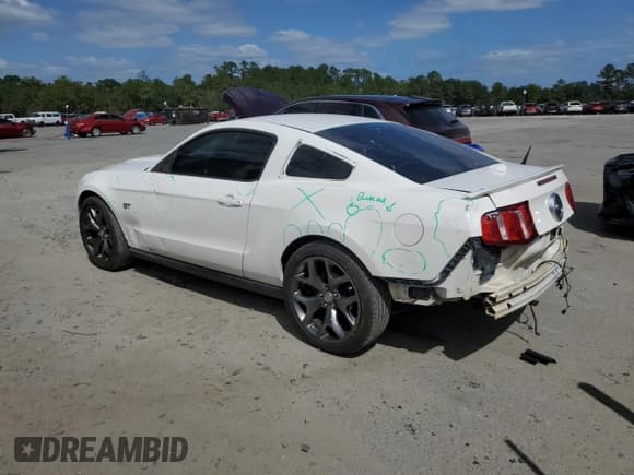 ✅ 2010 Ford Mustang GT • VIN: 1ZVBP8CH3A5153834 • Лот: 84865305. Опубликован ранее на Copart с пробегом 127 730 миль. Бесплатный доступ к архиву аукционных продаж из США и подробный отчёт об истории автомобиля на DreamBid. Изображение 2.