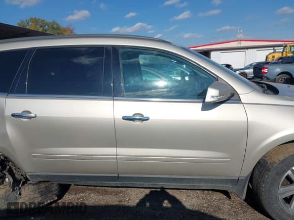 ✅ 2015 Chevrolet Traverse LT • VIN: 1GNKRGKD5FJ292200 • Lot: 43601906. Wystawiony na IAAI z przebiegiem 165 844 mil. Bezpłatny archiwum sprzedaży aukcyjnych z USA i szczegółowy raport historii pojazdu na DreamBid. Zdjęcie 13.