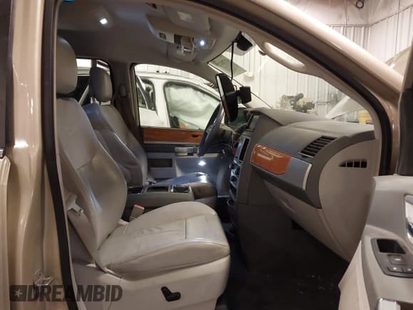 ✅ 2010 Chrysler Town & Country Limited • VIN: 2A4RR7DX5AR386462 • Lot: 41781713. Wystawiony na IAAI z przebiegiem 183 091 mil. Bezpłatny archiwum sprzedaży aukcyjnych z USA i szczegółowy raport historii pojazdu na DreamBid. Zdjęcie 5.