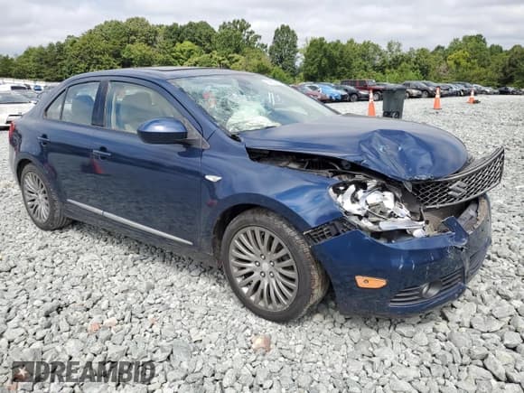 ✅ 2010 Suzuki Kizashi • VIN: JS2RE9A76A6100570 • Lot: 69820855. Wystawiony na Copart z przebiegiem 83 251 mil. Bezpłatny archiwum sprzedaży aukcyjnych z USA i szczegółowy raport historii pojazdu na DreamBid. Zdjęcie 4.
