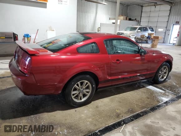 ✅ 2005 Ford Mustang Deluxe • VIN: 1ZVFT80N055117399 • Лот: 82989924. Опубликован ранее на Copart с пробегом 116 442 миль. Бесплатный доступ к архиву аукционных продаж из США и подробный отчёт об истории автомобиля на DreamBid. Изображение 3.