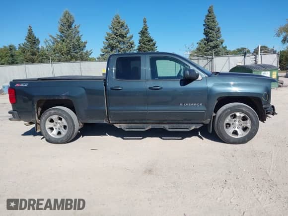 2017 Chevrolet Silverado 1500 LT z VIN 1GCVKREC8HZ178267, wystawiony jako IAAI lot #43403931 z przebiegiem 139 177 mil mil oraz . Historia ofert i sprzedaży dostępna na DreamBid. Obrazek 13.