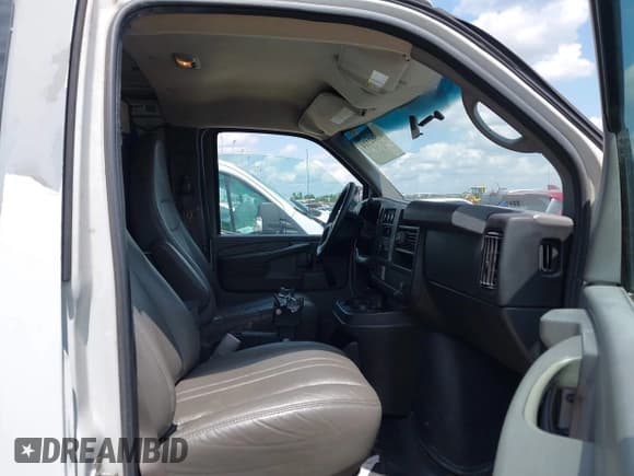 ✅ 2012 Chevrolet Express Cargo • VIN: 1GCWGFCA2C1142846 • Lot: 42382114. Wystawiony na IAAI z przebiegiem 210 743 mil. Bezpłatny archiwum sprzedaży aukcyjnych z USA i szczegółowy raport historii pojazdu na DreamBid. Zdjęcie 5.