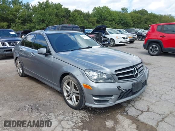 ✅ 2014 Mercedes-Benz C 250 Sport • VIN: WDDGF4HB5EA956477 • Lot: 43284807. Wystawiony na IAAI z przebiegiem 143 478 mil. Bezpłatny archiwum sprzedaży aukcyjnych z USA i szczegółowy raport historii pojazdu na DreamBid. Zdjęcie 1.
