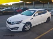 ✅ 2013 Kia Optima LX • VIN: KNAGM4A75D5402978 • Лот: 43534174. Опубликован ранее на IAAI с пробегом 179 485 миль. Бесплатный доступ к архиву аукционных продаж из США и подробный отчёт об истории автомобиля на DreamBid. Изображение 2.