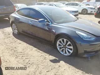 ✅ 2019 Tesla Model 3 Long Range • VIN: 5YJ3E1EB8KF453608 • Lot: 43360975. Wystawiony na IAAI z przebiegiem 71 887 mil. Bezpłatny archiwum sprzedaży aukcyjnych z USA i szczegółowy raport historii pojazdu na DreamBid. Zdjęcie 1.