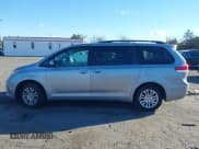 ✅ 2014 Toyota Sienna XLE • VIN: 5TDYK3DC2ES415358 • Lot: 43706812. Wystawiony na IAAI z przebiegiem 136 521 mil. Bezpłatny archiwum sprzedaży aukcyjnych z USA i szczegółowy raport historii pojazdu na DreamBid. Zdjęcie 14.