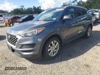 ✅ 2019 Hyundai Tucson Value • VIN: KM8J3CA46KU019867 • Лот: 85690555. Опубликован ранее на Copart с пробегом 87 622 миль. Бесплатный доступ к архиву аукционных продаж из США и подробный отчёт об истории автомобиля на DreamBid. Изображение 1.