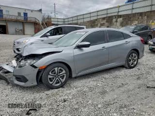✅ 2018 Honda Civic LX • VIN: 19XFC2F5XJE027537 • Лот: 94306525. Опубликован ранее на Copart с пробегом 104 457 миль. Бесплатный доступ к архиву аукционных продаж из США и подробный отчёт об истории автомобиля на DreamBid. Изображение 1.