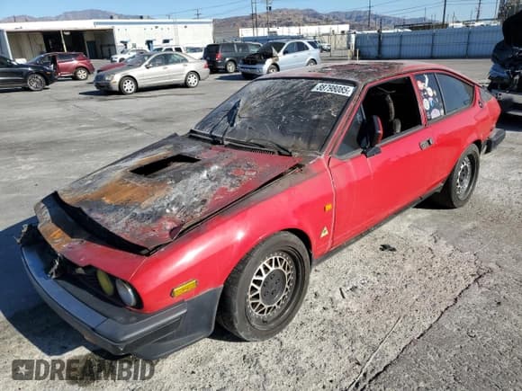 ✅ 1981 Alfa Romeo GTV • VIN: ZARAA6692B1001115 • Лот: 88798085. Опубликован ранее на Copart с пробегом 6 887 миль. Бесплатный доступ к архиву аукционных продаж из США и подробный отчёт об истории автомобиля на DreamBid. Изображение 1.