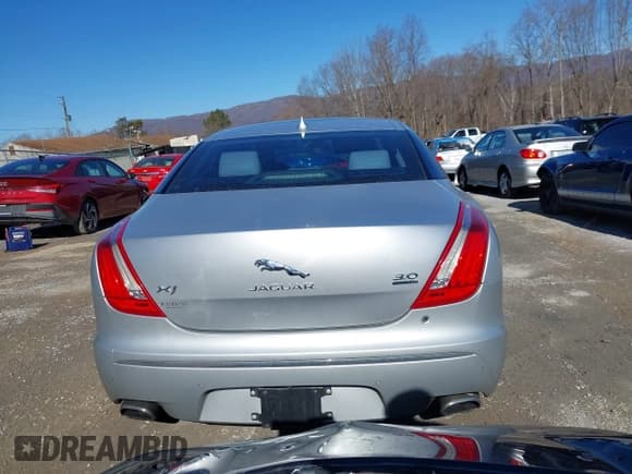 ✅ 2014 Jaguar XJ • VIN: SAJWJ1CD0E8V63989 • Лот: 41643513. Опубликован ранее на IAAI с пробегом 119 924 миль. Бесплатный доступ к архиву аукционных продаж из США и подробный отчёт об истории автомобиля на DreamBid. Изображение 16.