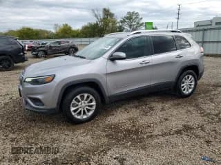✅ 2019 Jeep Cherokee Latitude • VIN: 1C4PJMCX0KD388614 • Lot: 87236935. Wystawiony na Copart z przebiegiem 101 745 mil. Bezpłatny archiwum sprzedaży aukcyjnych z USA i szczegółowy raport historii pojazdu na DreamBid. Zdjęcie 1.