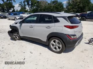 ✅ 2022 Hyundai Kona SEL • VIN: KM8K32AB0NU913123 • Лот: 72320064. Опубликован ранее на Copart с пробегом 15 049 миль. Бесплатный доступ к архиву аукционных продаж из США и подробный отчёт об истории автомобиля на DreamBid. Изображение 2.