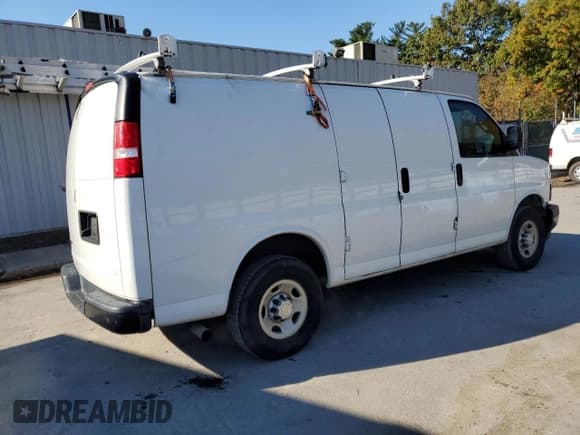 ✅ 2019 Chevrolet Express Cargo • VIN: 1GCWGAFP3K1367083 • Lot: 89528145. Wystawiony na Copart z przebiegiem 134 639 mil. Bezpłatny archiwum sprzedaży aukcyjnych z USA i szczegółowy raport historii pojazdu na DreamBid. Zdjęcie 3.