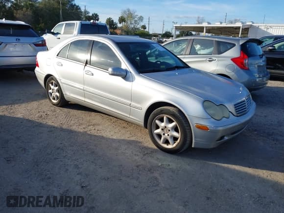 ✅ 2002 Mercedes-Benz C 230/260/280/320 • VIN: WDBRF61J12F141044 • Lot: 41424841. Wystawiony na IAAI z przebiegiem 304 862 mil. Bezpłatny archiwum sprzedaży aukcyjnych z USA i szczegółowy raport historii pojazdu na DreamBid. Zdjęcie 1.