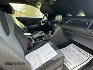 2019 Hyundai Veloster Premium z VIN KMHTG6AF8KU017568, wystawiony jako Copart lot #49526475 z przebiegiem 77 461 mil mil oraz Czysty tytuł • Clean title. Historia ofert i sprzedaży dostępna na DreamBid. Obrazek 5.