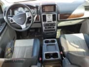 ✅ 2010 Chrysler Town & Country Touring Plus • VIN: 2A4RR8DX0AR321024 • Lot: 84940225. Wystawiony na Copart z przebiegiem 246 813 mil. Bezpłatny archiwum sprzedaży aukcyjnych z USA i szczegółowy raport historii pojazdu na DreamBid. Zdjęcie 8.