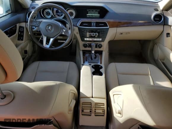 ✅ 2014 Mercedes-Benz C 250 Sport • VIN: WDDGF4HB1EG224845 • Лот: 82366245. Опубликован ранее на Copart с пробегом 114 830 миль. Бесплатный доступ к архиву аукционных продаж из США и подробный отчёт об истории автомобиля на DreamBid. Изображение 8.