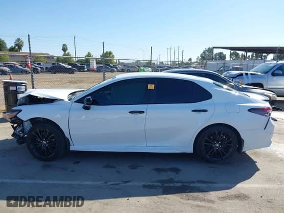 2022 Toyota Camry SE z VIN 4T1T11AK9NU076179, wystawiony jako IAAI lot #42781387 z przebiegiem 64 450 mil mil oraz . Historia ofert i sprzedaży dostępna na DreamBid. Obrazek 14.