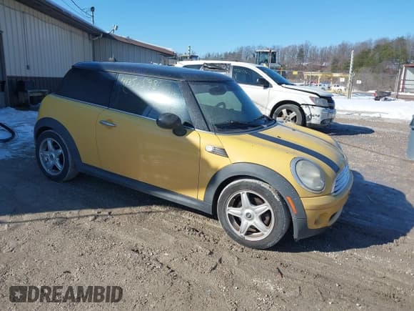 ✅ 2008 MINI Hardtop • VIN: WMWMF33568TT61894 • Lot: 41351598. Wystawiony na IAAI z przebiegiem 105 112 mil. Bezpłatny archiwum sprzedaży aukcyjnych z USA i szczegółowy raport historii pojazdu na DreamBid. Zdjęcie 1.