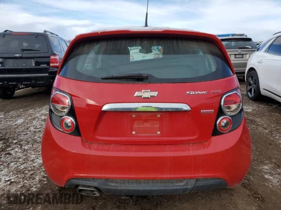 2013 Chevrolet Sonic RS z VIN 1G1JG6SB1D4150742, wystawiony jako Copart lot #88859145 z przebiegiem 96 024 mil mil oraz Czysty tytuł • Clean title. Historia ofert i sprzedaży dostępna na DreamBid. Obrazek 6.