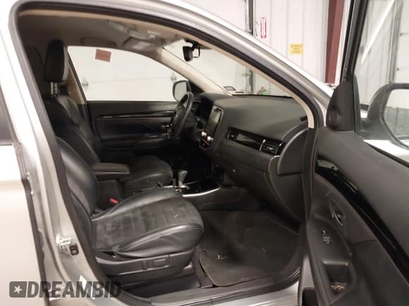 ✅ 2020 Mitsubishi Outlander SE • VIN: JA4AD3A34LZ044032 • Lot: 41566836. Listed on IAAI with 126,146 mi. Free auction sales archive from the USA and detailed vehicle history report at DreamBid. Image 5.