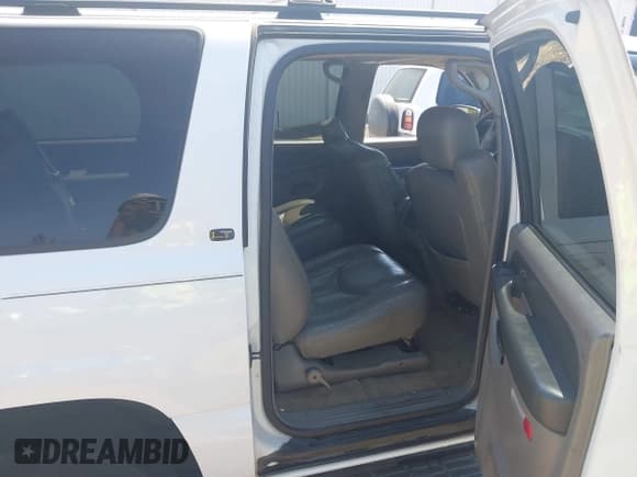 ✅ 2003 Chevrolet Suburban LT • VIN: 3GNEC16Z93G207003 • Lot: 43206788. Listed on IAAI with 372,611 mi. Free auction sales archive from the USA and detailed vehicle history report at DreamBid. Image 8.