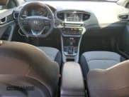 ✅ 2017 Hyundai Ioniq Blue • VIN: KMHC65LC2HU048114 • Lot: 77302014. Wystawiony na Copart z przebiegiem 292 084 mil. Bezpłatny archiwum sprzedaży aukcyjnych z USA i szczegółowy raport historii pojazdu na DreamBid. Zdjęcie 8.