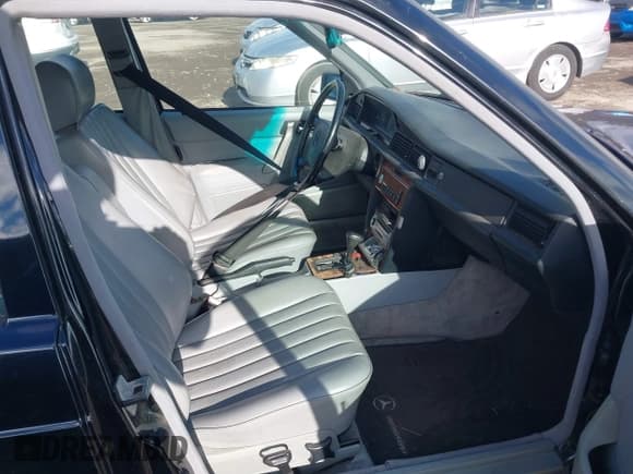 ✅ 1993 Mercedes-Benz 190 • VIN: WDBDA28D9PG073000 • Lot: 43714048. Wystawiony na IAAI z przebiegiem 212 581 mil. Bezpłatny archiwum sprzedaży aukcyjnych z USA i szczegółowy raport historii pojazdu na DreamBid. Zdjęcie 5.