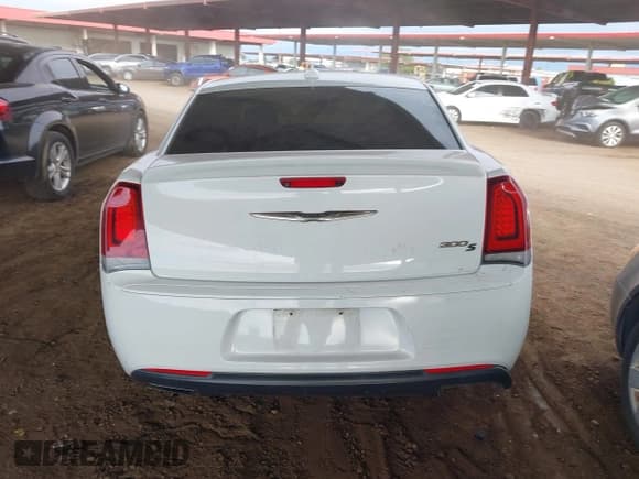 ✅ 2017 Chrysler 300 S • VIN: 2C3CCABG9HH668797 • Lot: 43274064. Listed on IAAI with 161,867 mi. Free auction sales archive from the USA and detailed vehicle history report at DreamBid. Image 16.