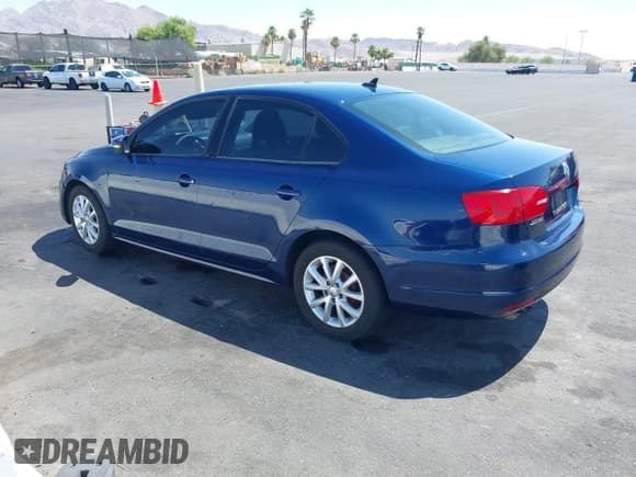 ✅ 2011 Volkswagen Jetta SE • VIN: 3VWDZ7AJ2BM340240 • Lot: 42726569. Wystawiony na IAAI z przebiegiem 74 044 mil. Bezpłatny archiwum sprzedaży aukcyjnych z USA i szczegółowy raport historii pojazdu na DreamBid. Zdjęcie 3.