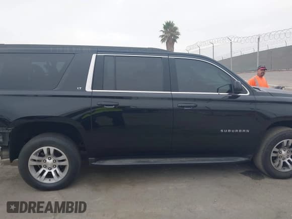 ✅ 2019 Chevrolet Suburban LT • VIN: 1GNSCHKCXKR356581 • Lot: 43382678. Wystawiony na IAAI z przebiegiem 112 699 mil. Bezpłatny archiwum sprzedaży aukcyjnych z USA i szczegółowy raport historii pojazdu na DreamBid. Zdjęcie 14.