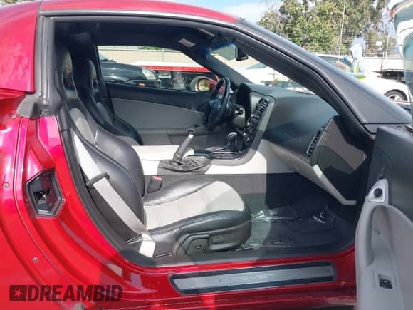 2008 Chevrolet Corvette z VIN 1G1YY26W785113535, wystawiony jako IAAI lot #43320843 z przebiegiem 61 741 mil mil oraz . Historia ofert i sprzedaży dostępna na DreamBid. Obrazek 5.