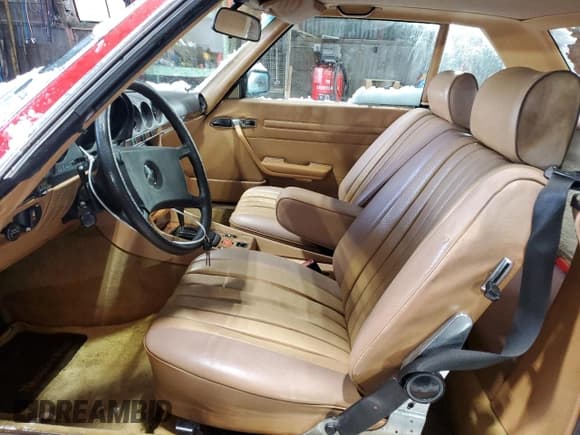 ✅ 1985 Mercedes-Benz SL • VIN: WDBBA45C9FA020491 • Лот: 83799374. Опубликован ранее на Copart с пробегом 57 321 миль. Бесплатный доступ к архиву аукционных продаж из США и подробный отчёт об истории автомобиля на DreamBid. Изображение 7.