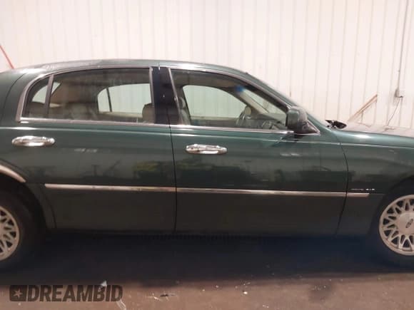 ✅ 1998 Lincoln Town Car Signature • VIN: 1LNFM82W8WY720232 • Lot: 42125723. Listed on IAAI with 132,494 mi. Free auction sales archive from the USA and detailed vehicle history report at DreamBid. Image 14.